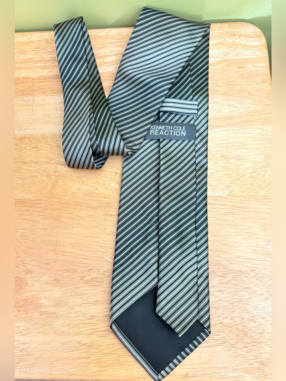 Kenneth Cole Reaction Men's Black and Olive Necktie Crafted From 100% Silk NWOT